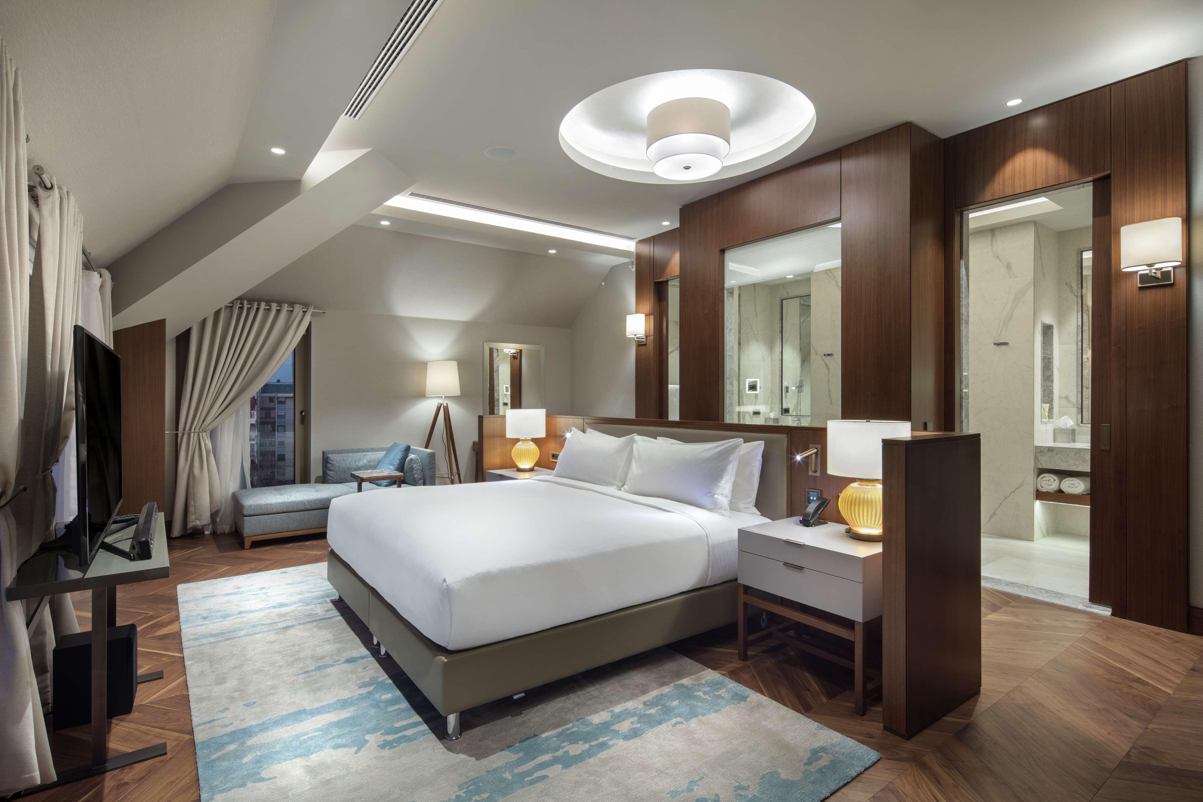 Отель Doubletree By Hilton Скопье Экстерьер фото Suite