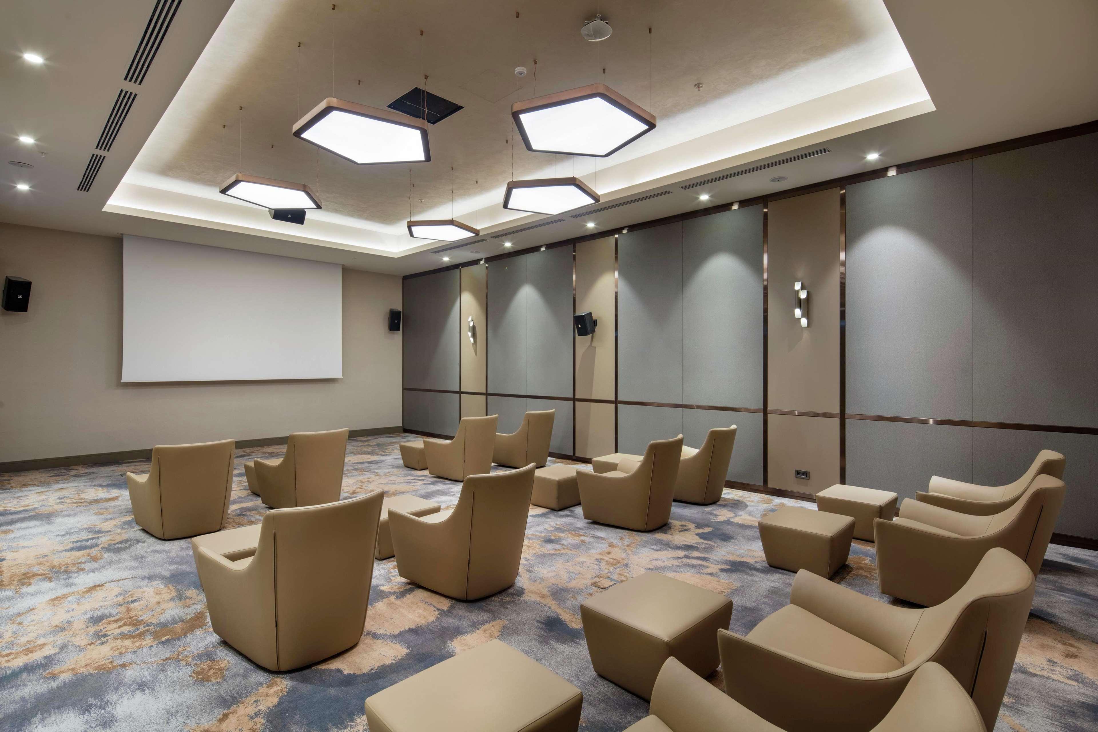 Отель Doubletree By Hilton Скопье Экстерьер фото The meeting room