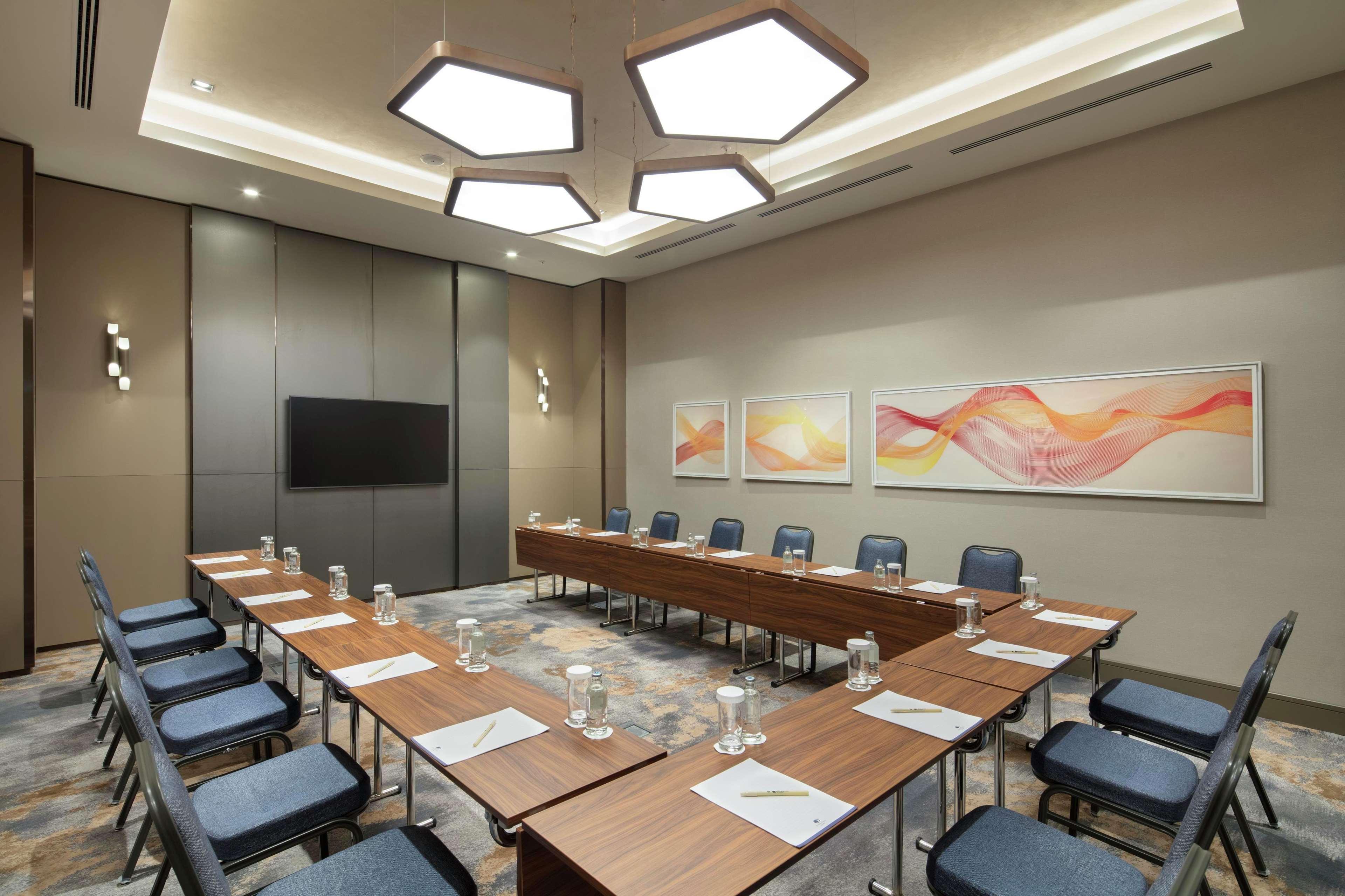 Отель Doubletree By Hilton Скопье Экстерьер фото Meeting room