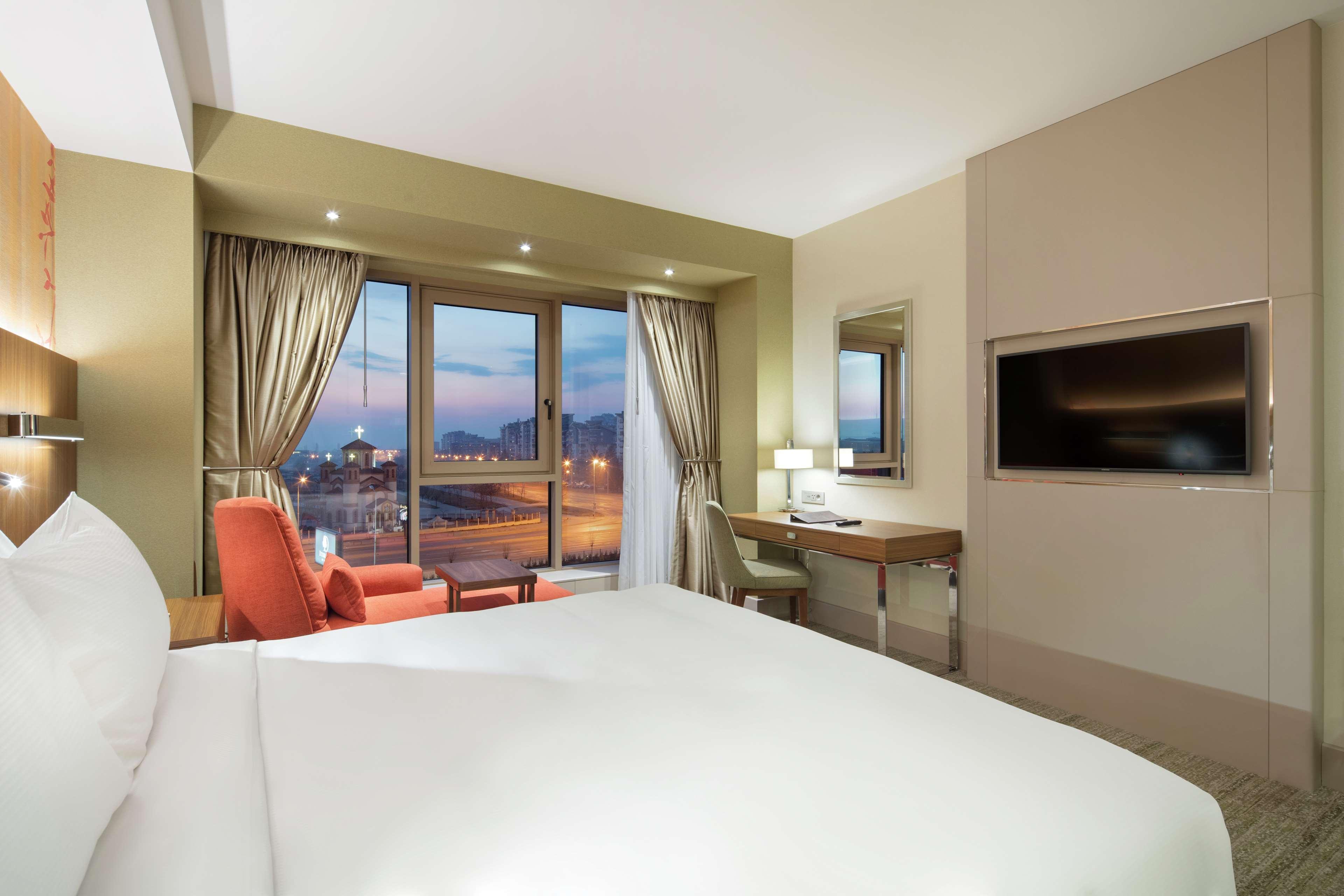 Отель Doubletree By Hilton Скопье Экстерьер фото Deluxe Room