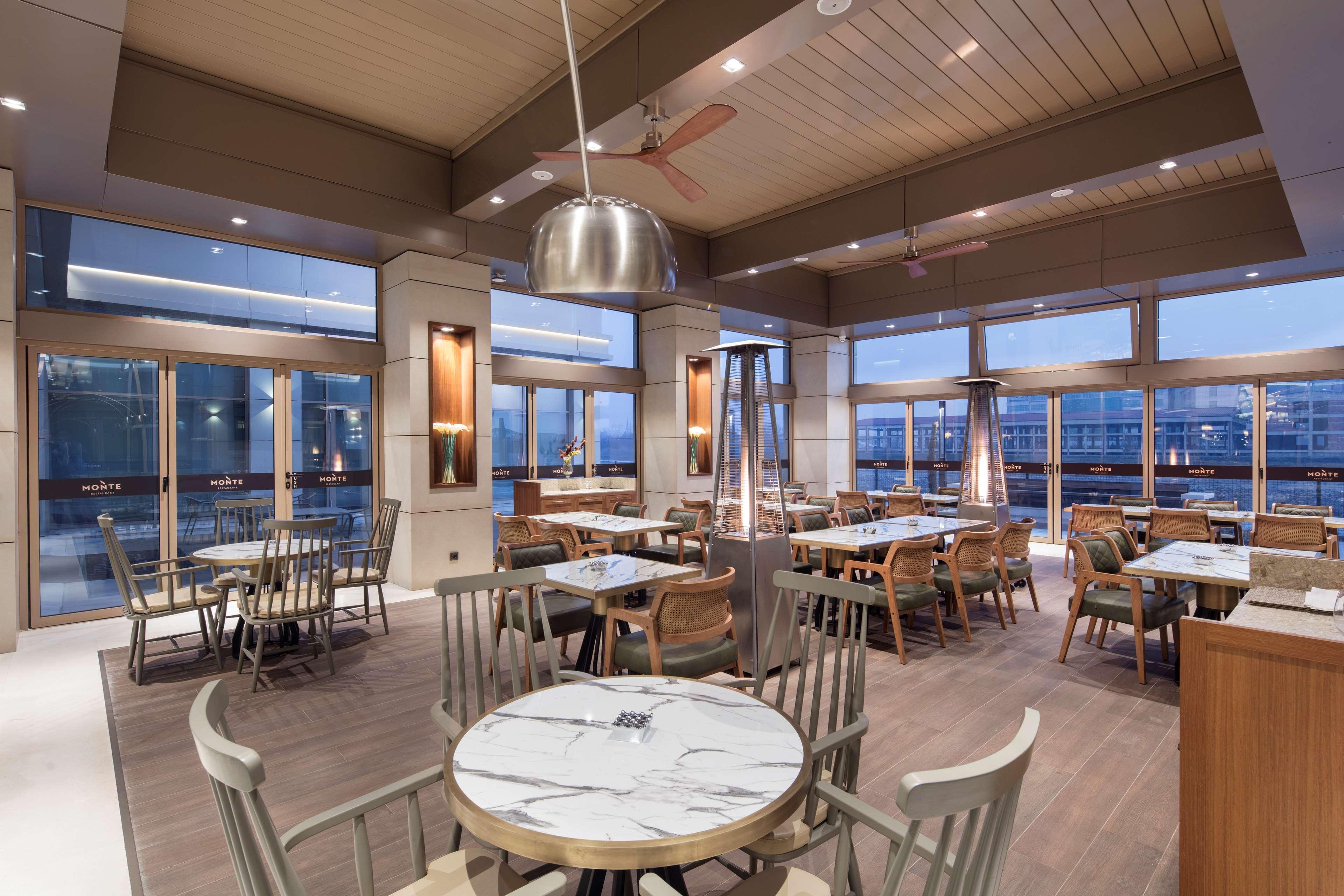 Отель Doubletree By Hilton Скопье Экстерьер фото The restaurant