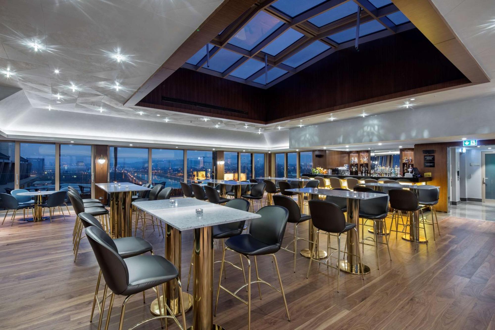 Отель Doubletree By Hilton Скопье Экстерьер фото The Club lounge at London Heathrow Airport