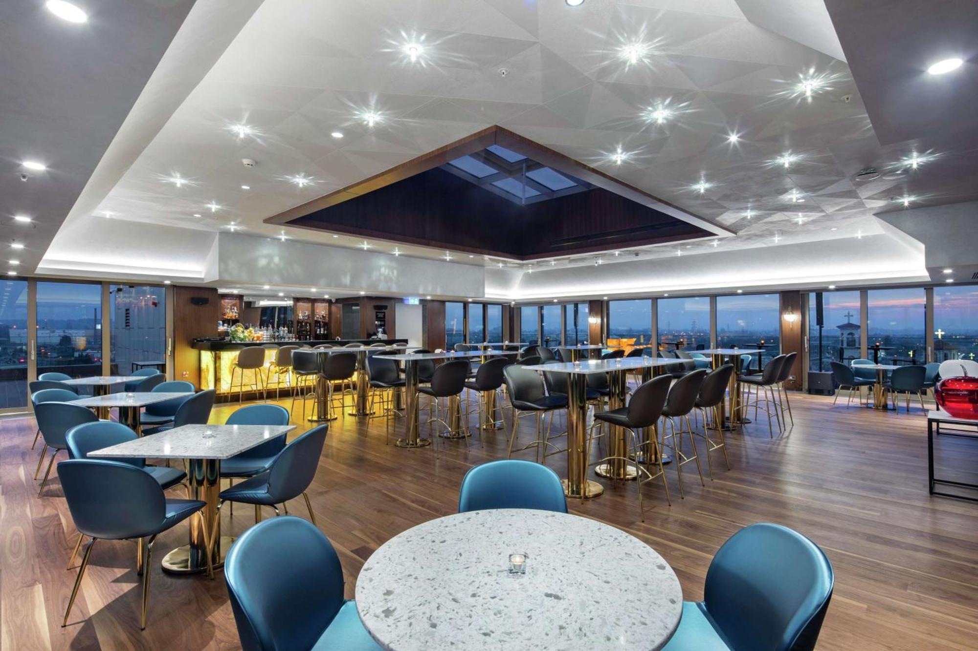 Отель Doubletree By Hilton Скопье Экстерьер фото The Club lounge at London Heathrow Airport