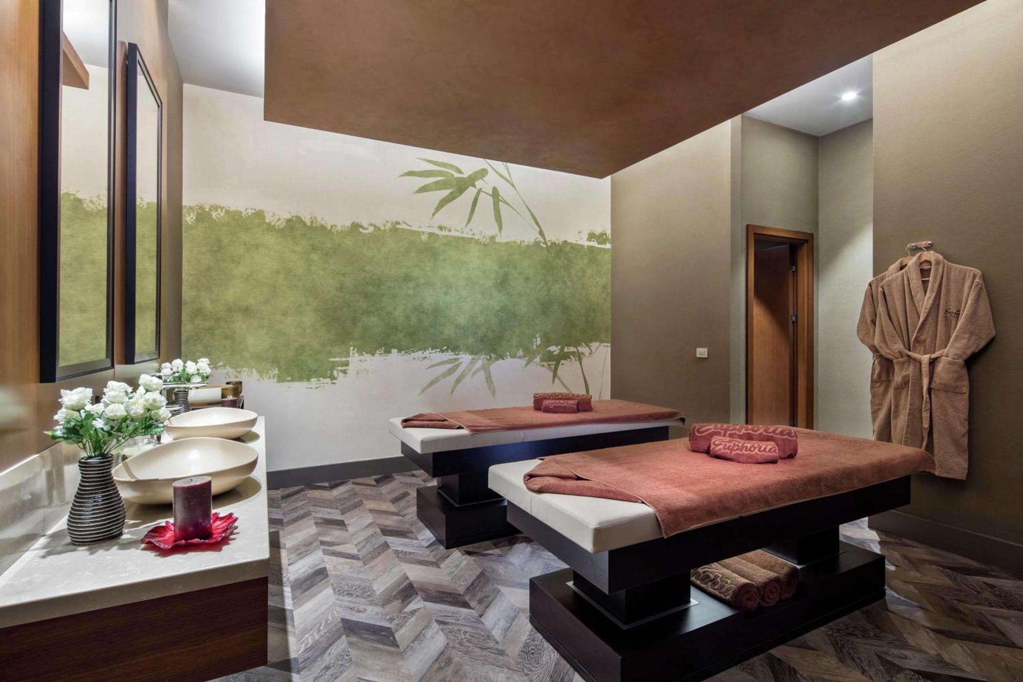 Отель Doubletree By Hilton Скопье Экстерьер фото Spa at the hotel