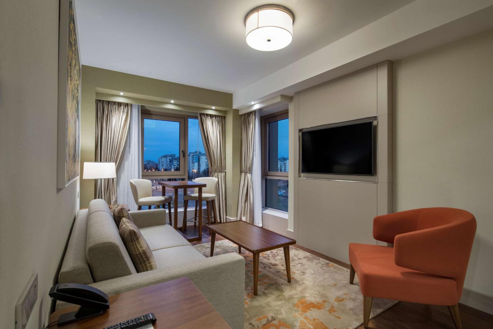 Отель Doubletree By Hilton Скопье Экстерьер фото Living room